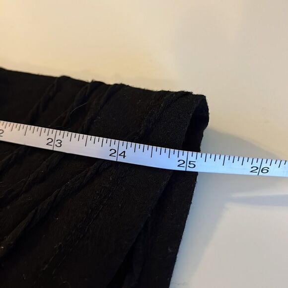 SIMPLY Vera Vera Wang short sleeve black T-shirt with wavy exposed seam design. - Picture 11 of 11